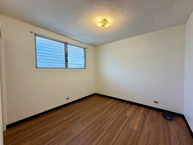 Foto del edificio - Punchbowl: 3 Bed, 1.25 Bath Apartment with 3 Tandem Parking Spots