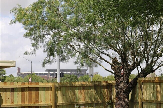 Foto del edificio - AUGUST PRE-LEASE!! 4 bed, 3 bath house on HUGE lot walking distance to Texas A&M!