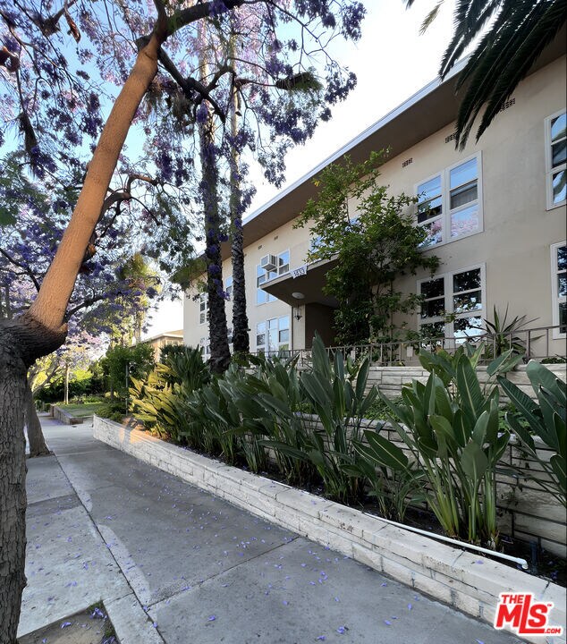 Foto del edificio - 1433 Hayworth Ave