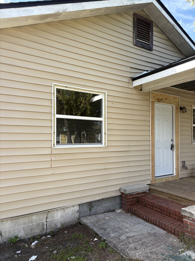 Building Photo - 617 W 41st St