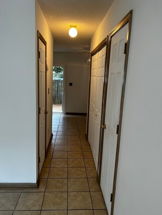 Foto del edificio - 535 Shearers Rd. #104