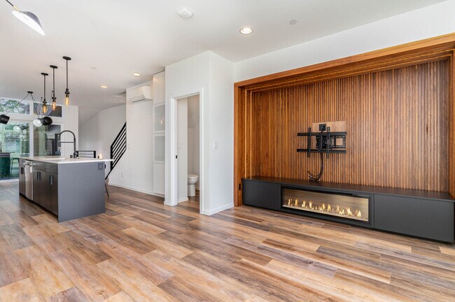 Building Photo - 5450 Delridge Way SW