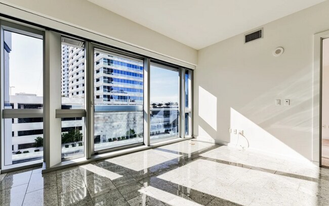 Foto del edificio - 4471 Dean Martin Dr