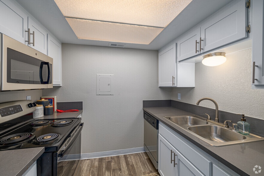 Hendrix Apartments - A 55+ Lifestyle Community - 439 W El Norte