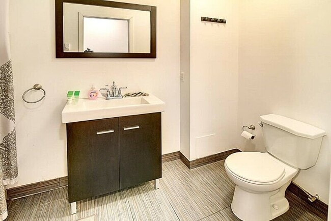 Building Photo - 4825 Rue Saint-Urbain
