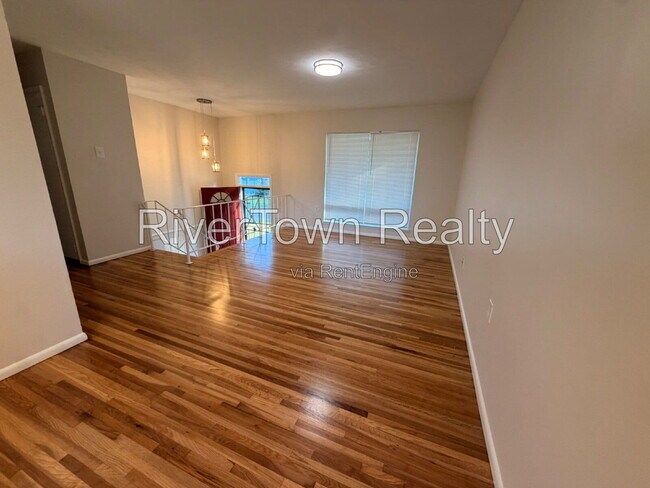 Building Photo - 1327 Busby Ave