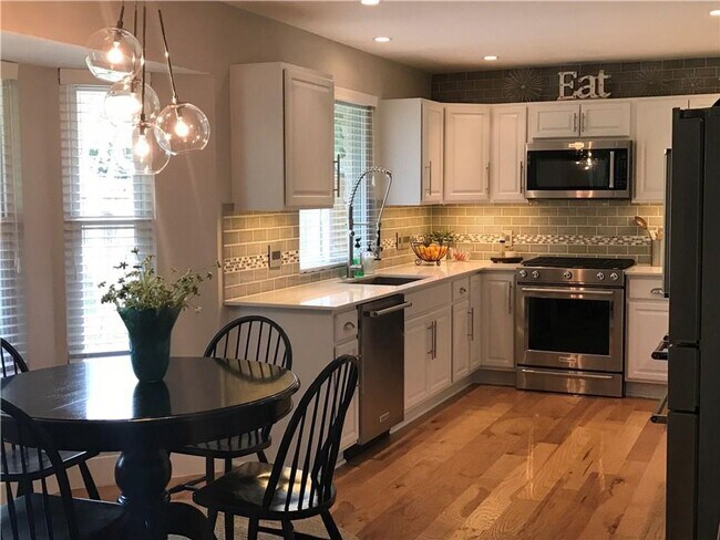 Building Photo - PRELEASING FOR JANUARY! 3/2 with Vinyl Flo...
