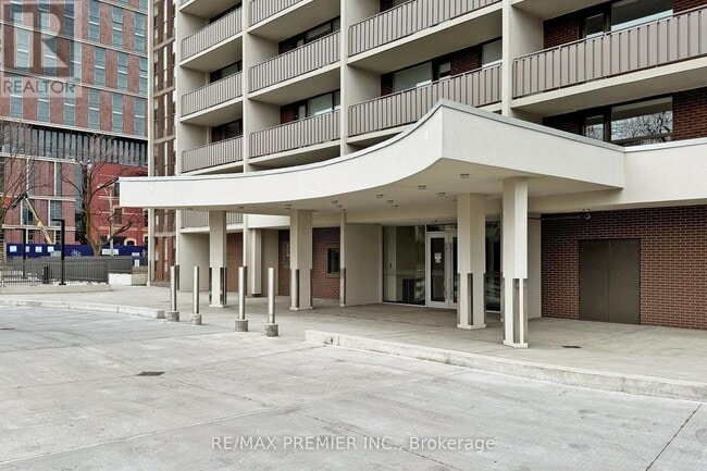 Building Photo - 666-1666 Spadina Ave.
