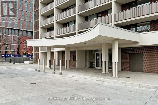 Photo du bâtiment - 666-1666 Spadina Ave.