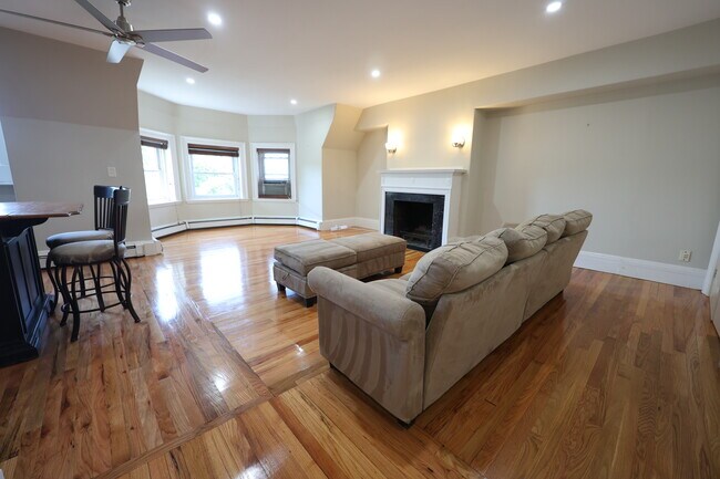 Building Photo - 318 Tappan St