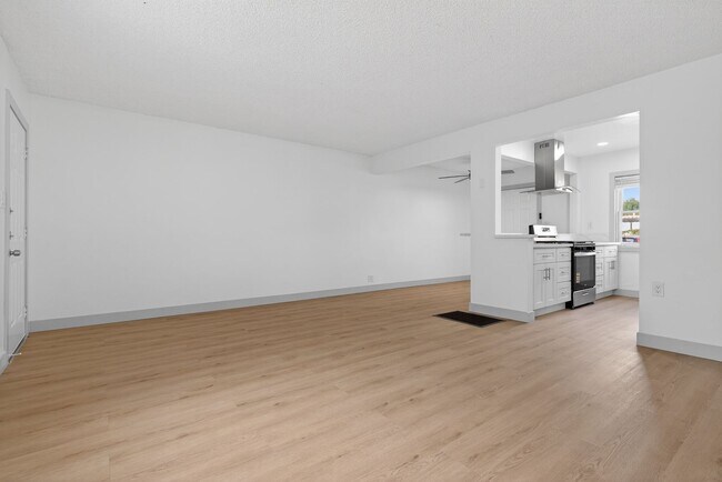 Building Photo - 933 Alamitos Ave