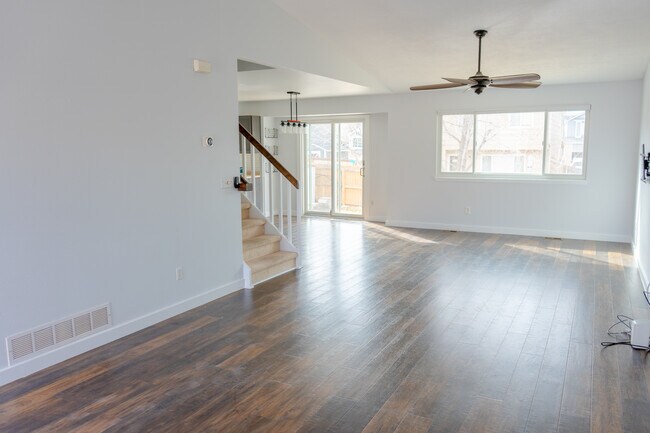 Building Photo - 307 Benton St