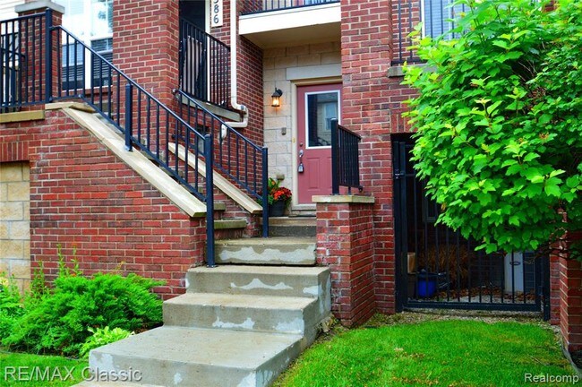 Building Photo - 1392 Hillcrest Dr