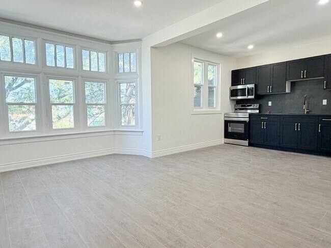 Building Photo - 691 Ouellette Ave