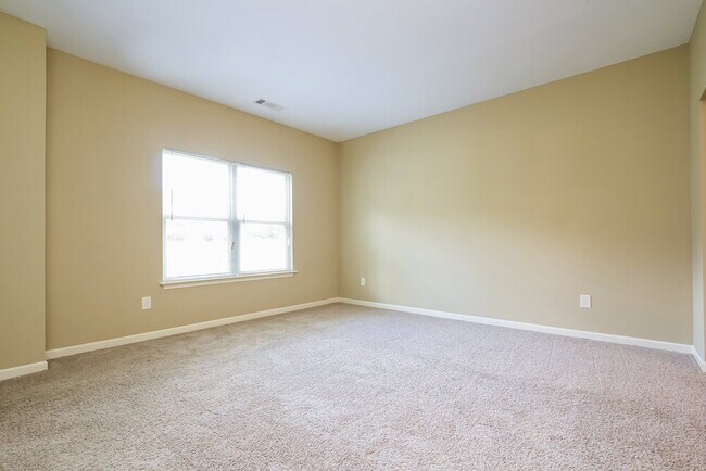 Building Photo - 135 Dazzling Ct