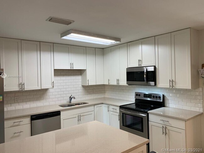 Building Photo - 9062 Vineyard Lake Dr