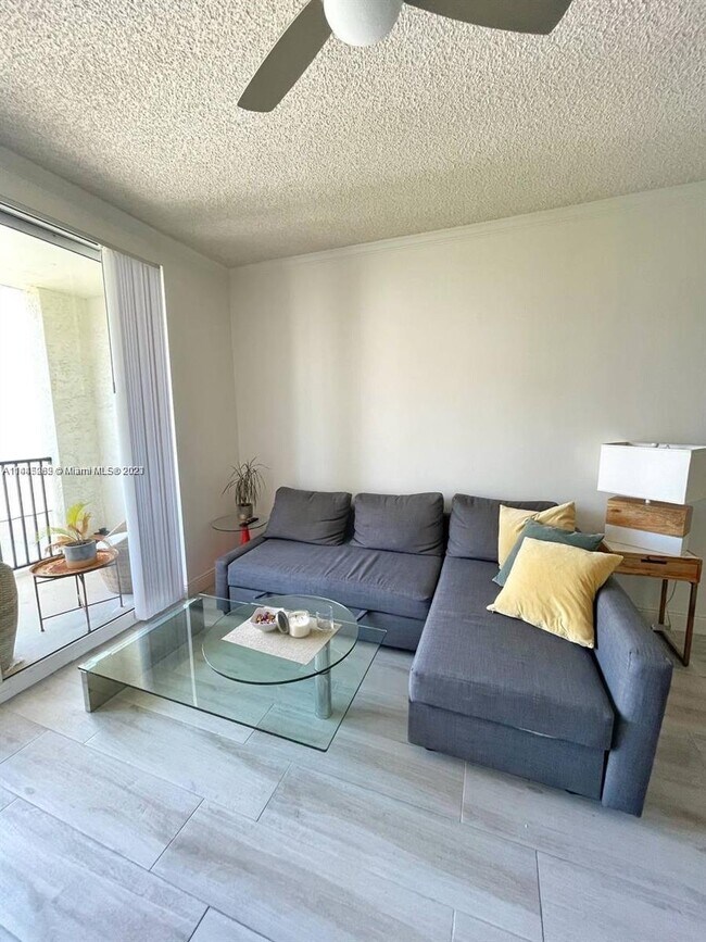 Foto del edificio - 17150 N Bay Rd