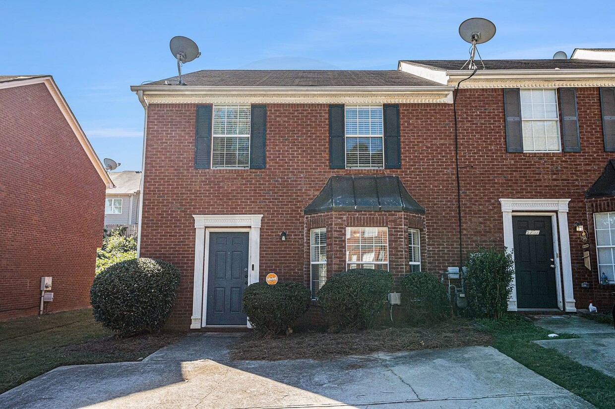 Spacious 3BR/2.5BA End-Unit Townhome! - Spacious 2BR/2.5BA End-Unit Townhome!