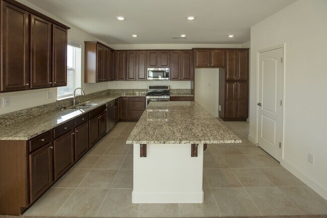 Foto del edificio - 4 bedroom, 2.5 bathroom home in Golden Valley.  washer/dryer/refigerator included
