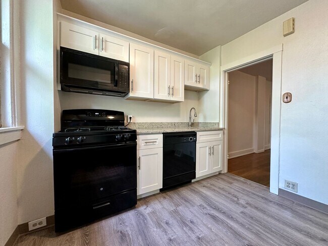 Foto del edificio - Charming 3 Bedroom Townhome with a Spacious Backyard & Covered Patio! Located in the Heart of Squ...