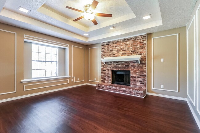 Building Photo - 520 E Lark Ct
