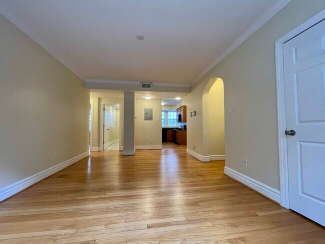 6219 N Rosebury Ave. Sala de estar con puerta de armario grande - Rosebury Rentals