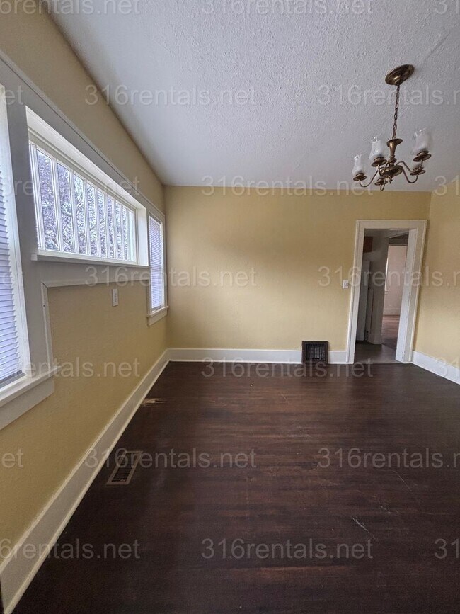 Foto del edificio - 3 bed 1 bath available NOW!