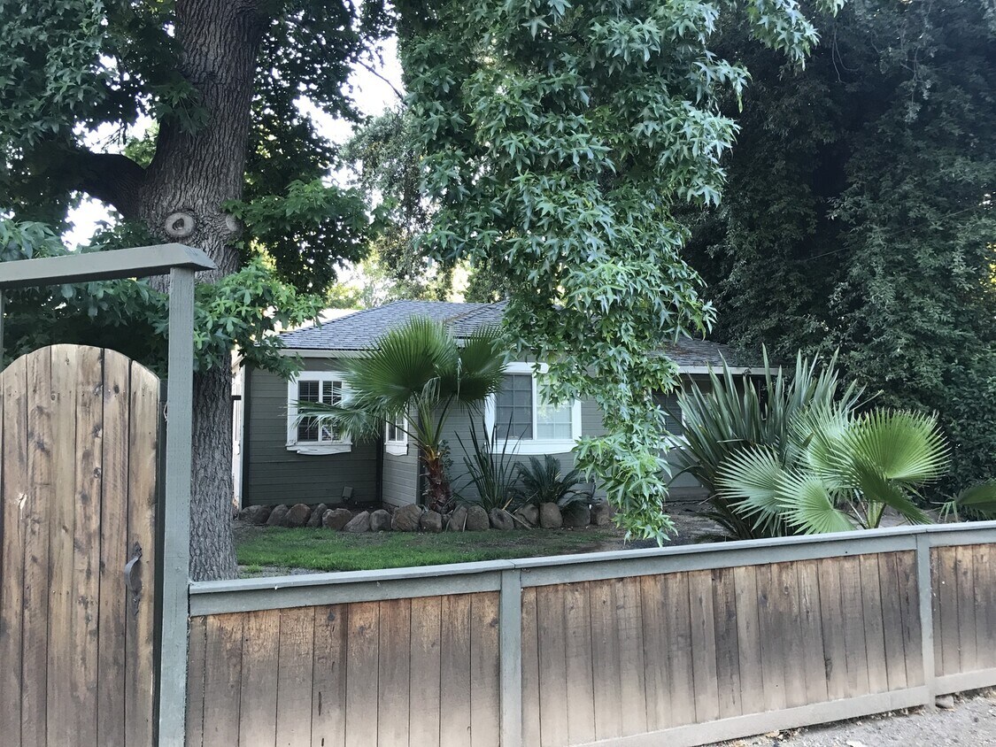 Primary Photo - Cute 3 bedroom with central air conditioni...