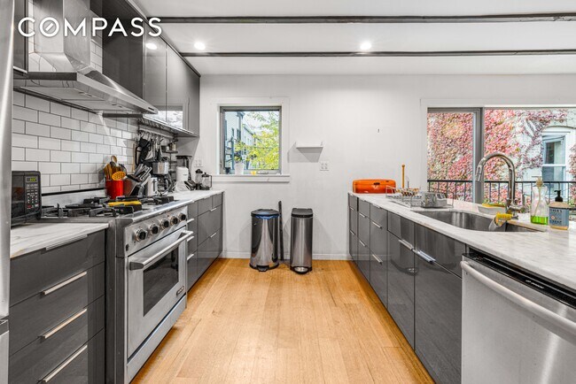 Foto del edificio - Charming 3 bedroom Duplex in Greenpoint. Must See