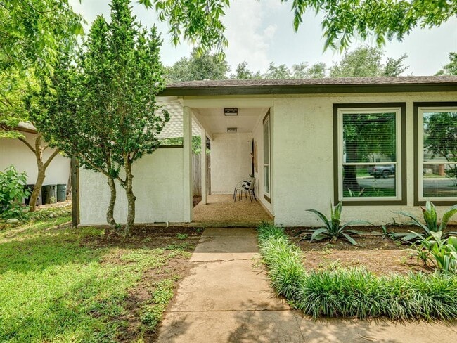 Building Photo - 3203 Foster Ln