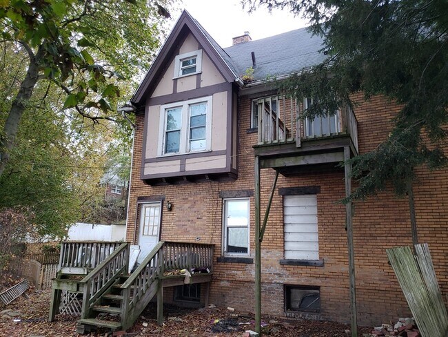 Foto del edificio - Spacious 3 story home with modern updates ~