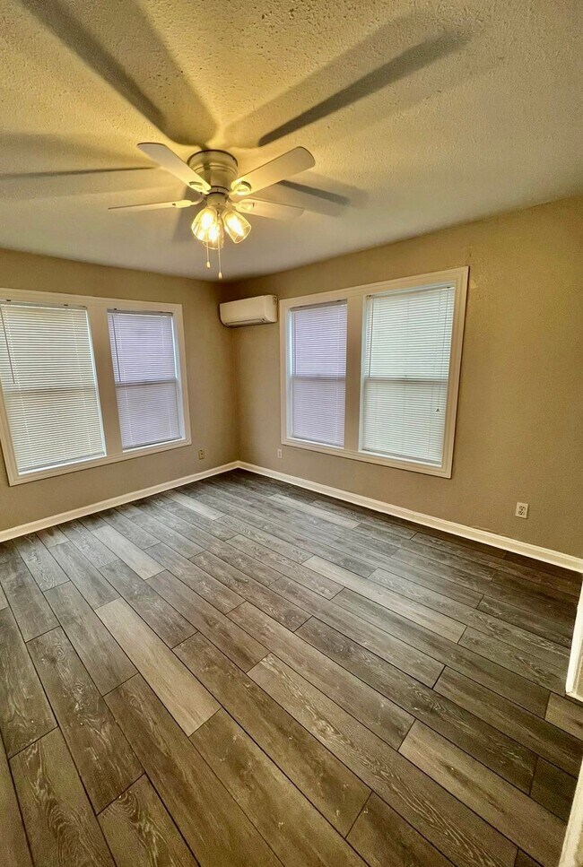 Foto del edificio - 5606 Robertson St