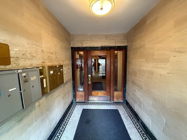 Building Photo - 2031 Commonwealth Ave