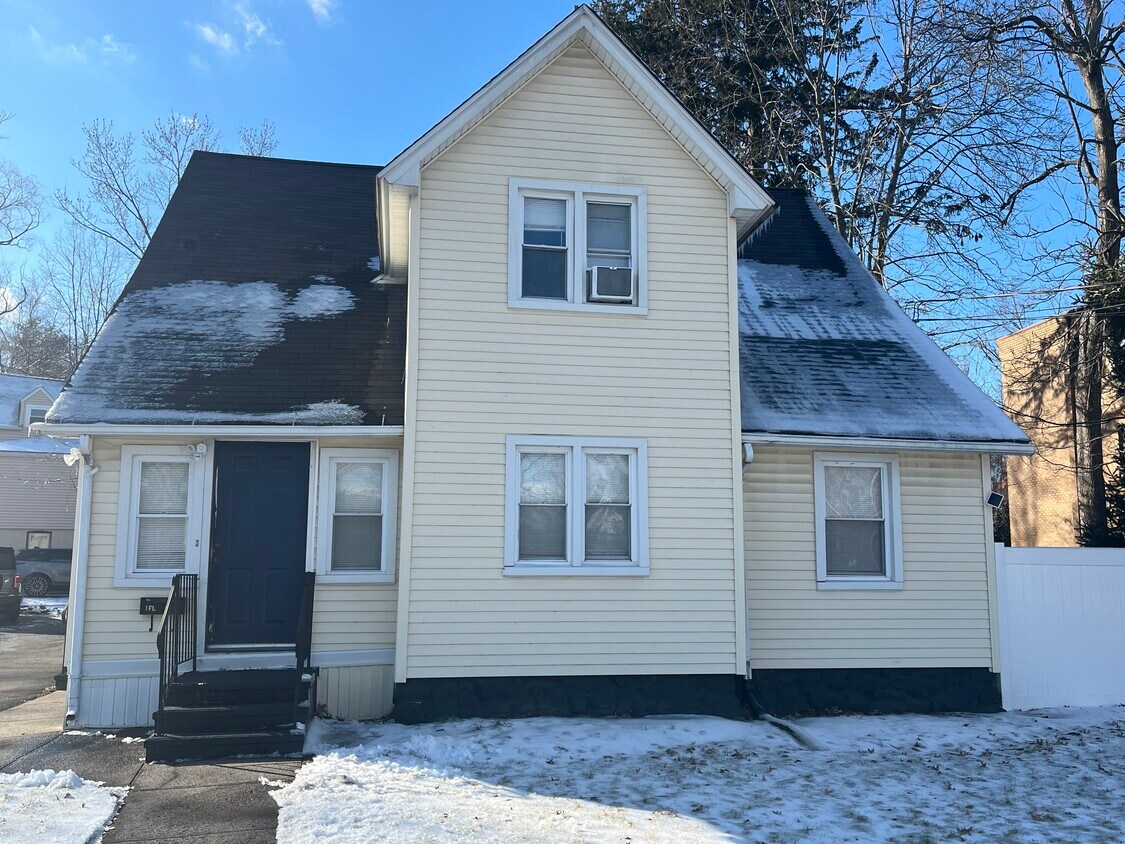 Building Photo - 2790 Whitney Ave