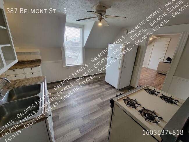 Foto del edificio - East side spacious 3 bedroom 1 bath with b...