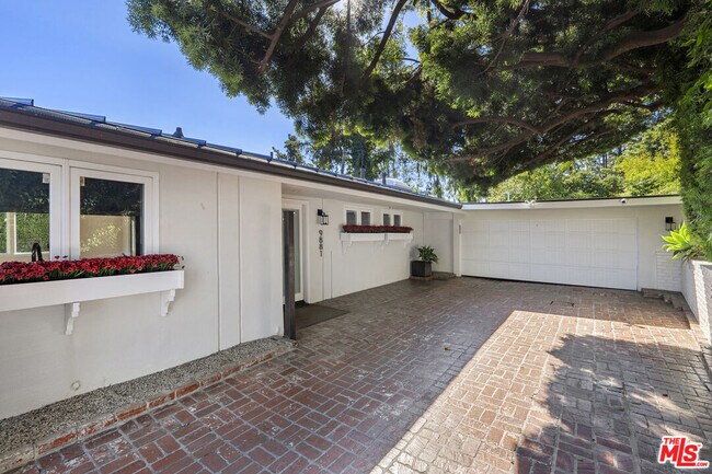 Building Photo - 9881 Beverly Grove Dr