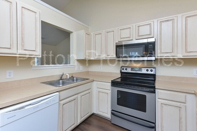 Building Photo - 295 Legend Oaks Dr