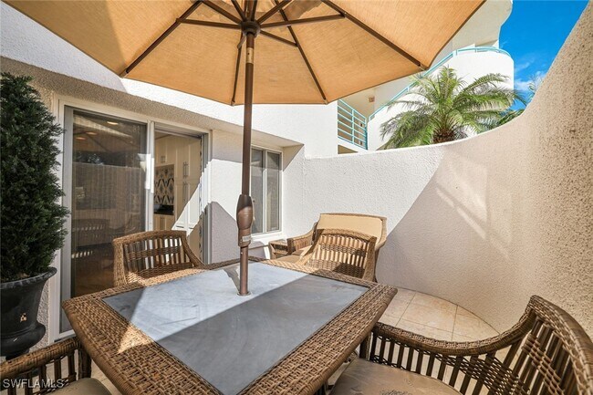 Foto del edificio - 355 Park Shore Dr