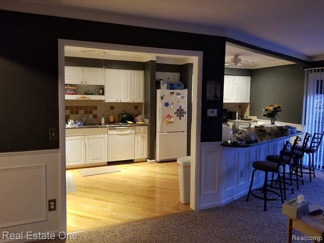 Foto del edificio - 484 N Fox Hills Dr