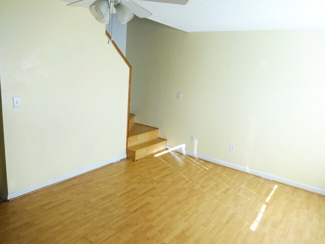 Foto del edificio - End-Unit Townhouse! Storage Space! Fenced-...