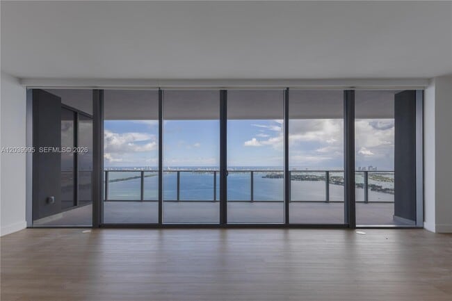 Foto del edificio - 700 NE 24th St