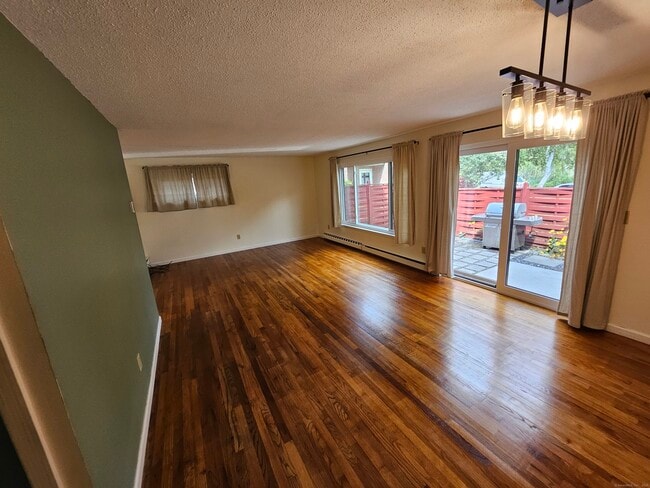 Foto del edificio - 21 Sharon Ln