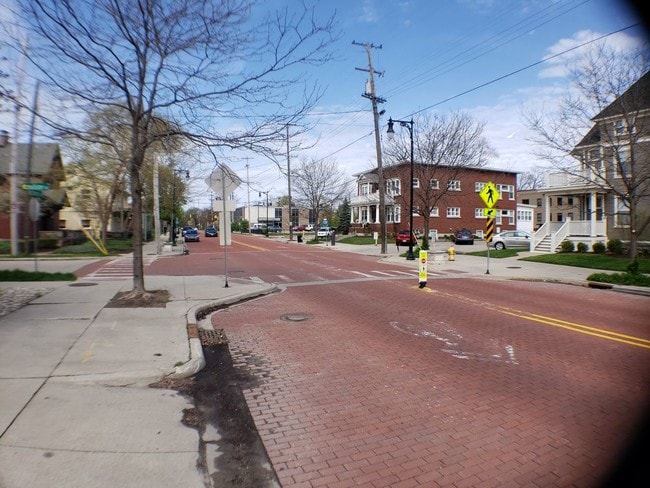 Building Photo - Heart of Cherry Street UTILITIES INCLUDED 1 b