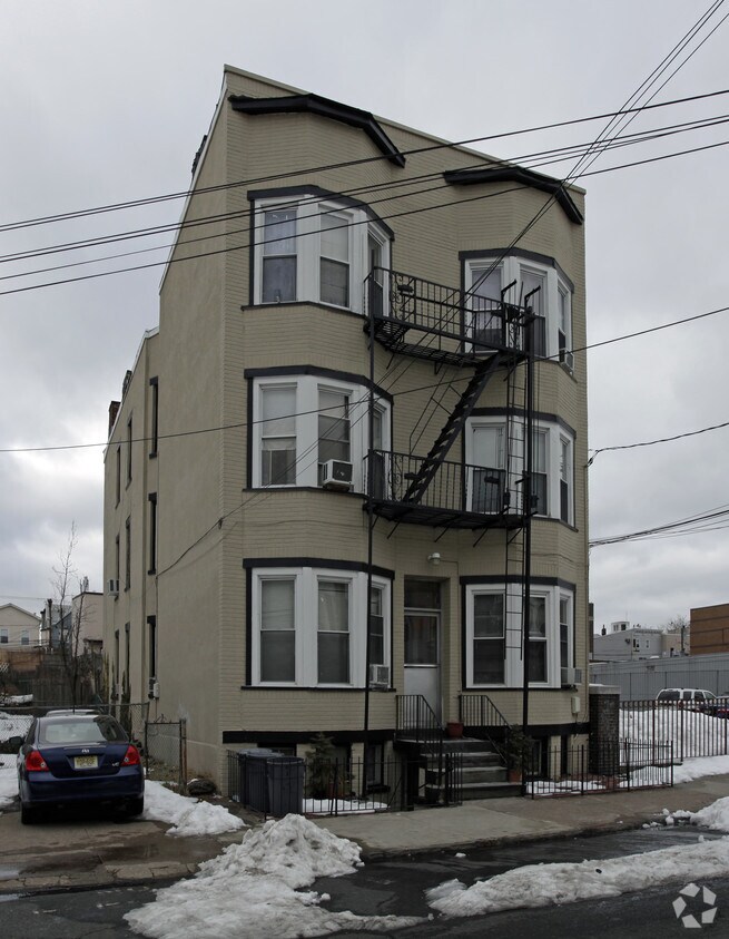 Building Photo - 131 Hancock Ave