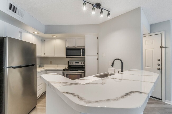Foto del edificio - *$50 RENT DISCOUNT!* Charming 1-Bedroom Co...