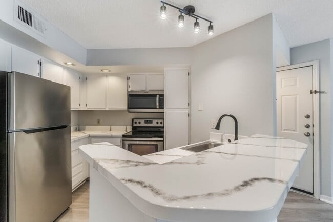 Building Photo - Charming 1-Bedroom Condo Retreat in Orlando - Conveniently Located!