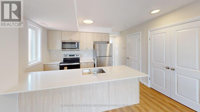 Building Photo - 410-410 Northfield Dr W