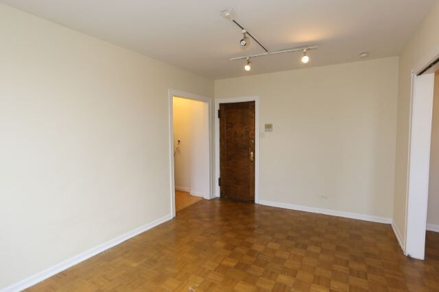 Building Photo - 742 W Belmont Ave