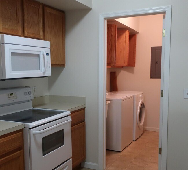 Building Photo - 202 Cherry Ln Dr