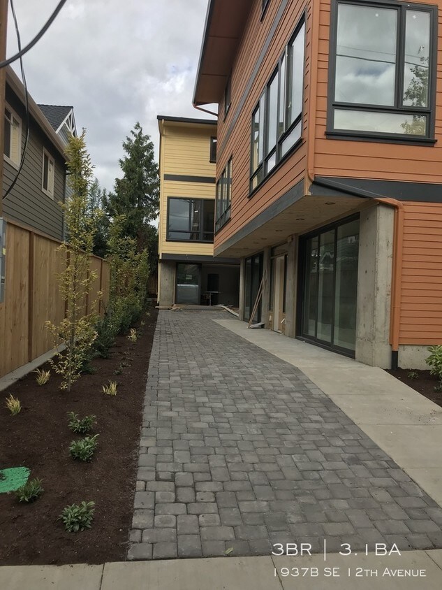 Primary Photo - 1937B SE 12th Ave